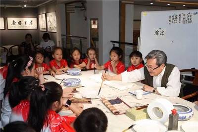 著名文化学者、书法家肖云儒老师同高新一小学生团走进亮宝楼开展传统文化和爱国主义教育活动